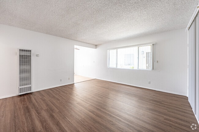 2BR, 1BA - 888SF - Living Room