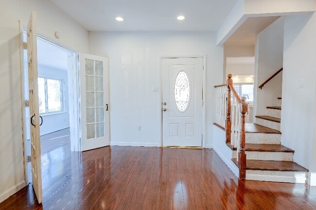 Photo - 301 McLean St