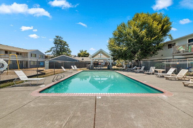 Lake Crest Apartments apartments — community photo