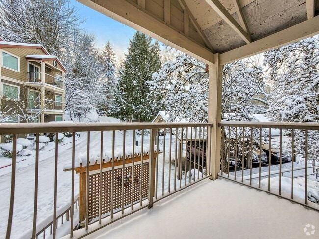Building Photo - Modern Top-Floor 2BR/2BA Near Downtown Iss... Rental