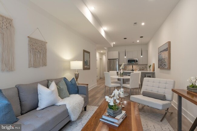 Building Photo - 1421-23-1423 E Columbia Ave Unit 402