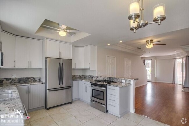 Building Photo - Modern 2Bdm 2.5Ba Town-home with Rooftop D...