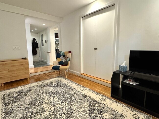 Photo - 124 Beacon St Unidad GF