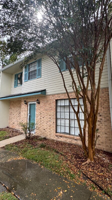 Photo - 305 Halcott Dr