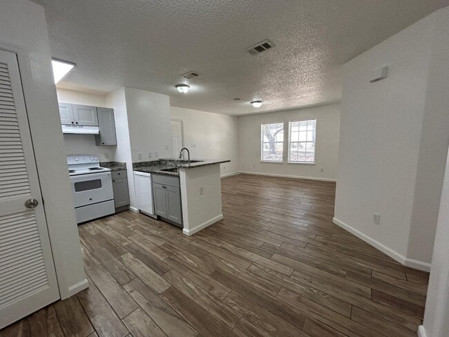 Building Photo - 100 Kazmira Ct