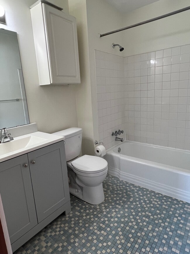 Nuevo tocador de baño - Trailside Apartments