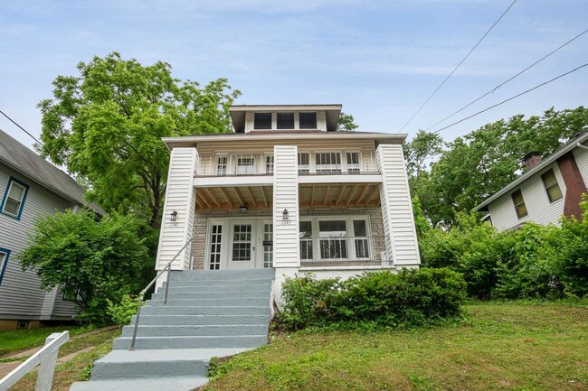 Building Photo - Norwood - Freshly updated 2 bed, upstairs ... Rental