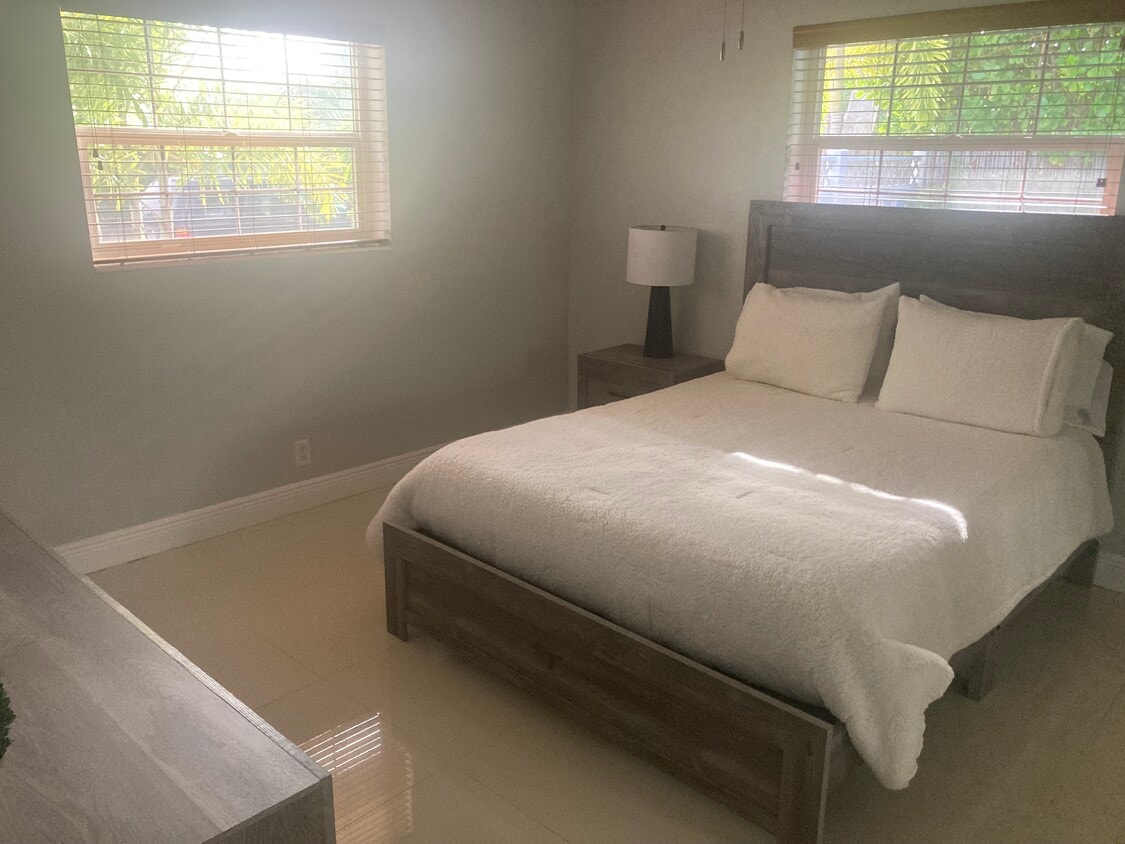 Photo - 1385 NE 32nd St (Oakland Park, FL)