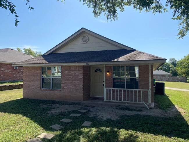 Building Photo - 3 BEDROOM CLOSE TO UMHB Rental