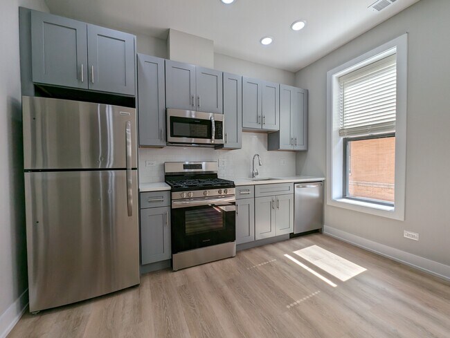 Photo - 423 W Belden Ave