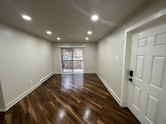 Building Photo - 411 Lindsay Rd Unit 02 Rental