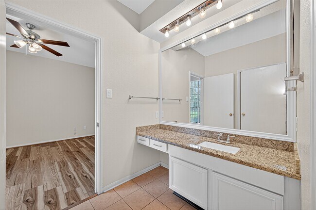 Building Photo - 8055 Cambridge St Unit 89