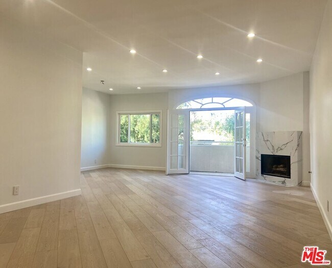 Building Photo - 120 N Swall Dr Unit 206 Rental