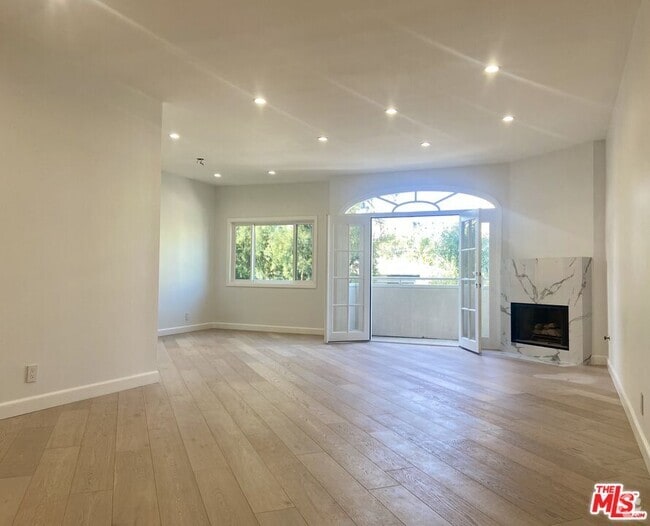 Building Photo - 120 N Swall Dr Unit 206 Rental