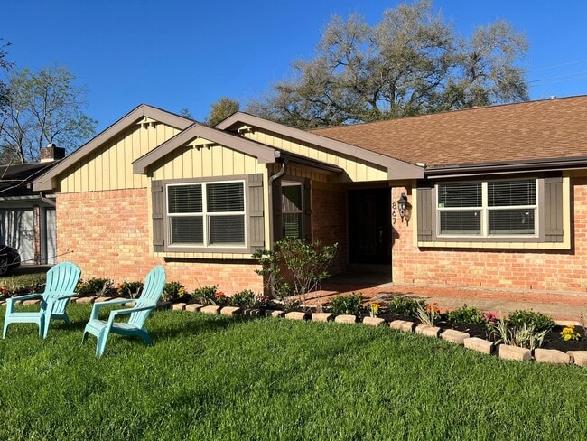 Photo - 867 Carlingford Ln