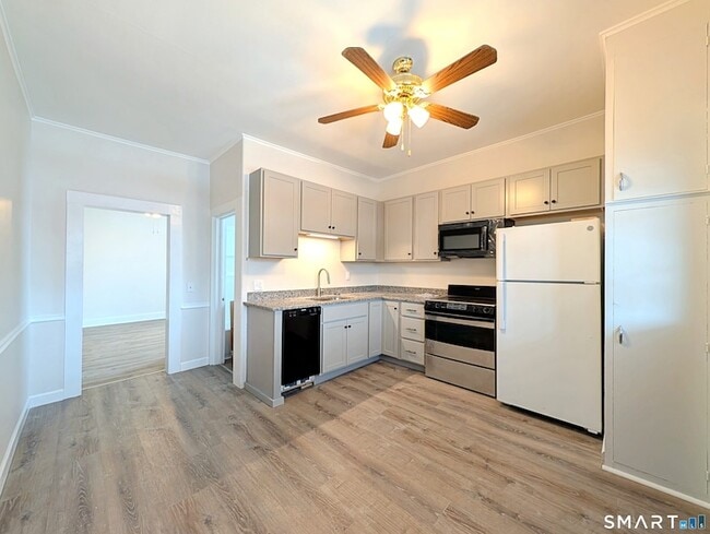 Building Photo - 516 Main St Unit D