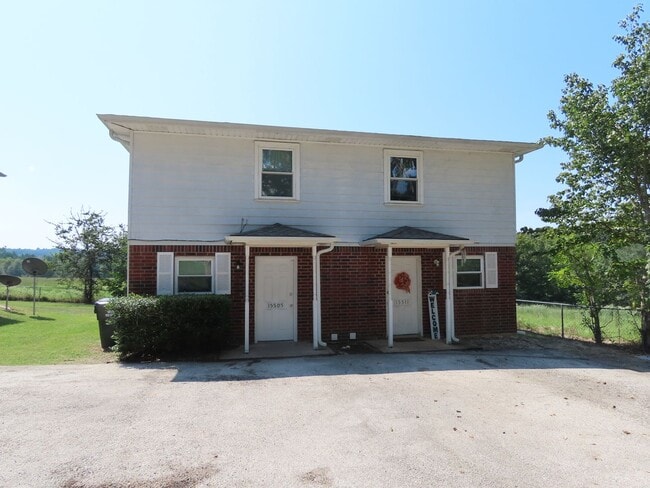 Building Photo - Quaint 2 Bedroom 1.5 Bath in a Country Set... Rental