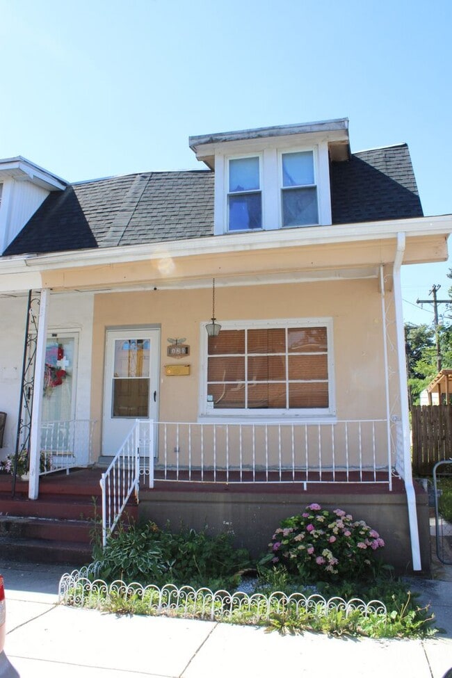 Building Photo - 3 Bedroom Duplex