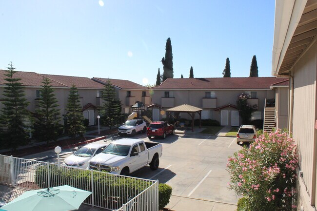 Broadway Townhouse Apartments