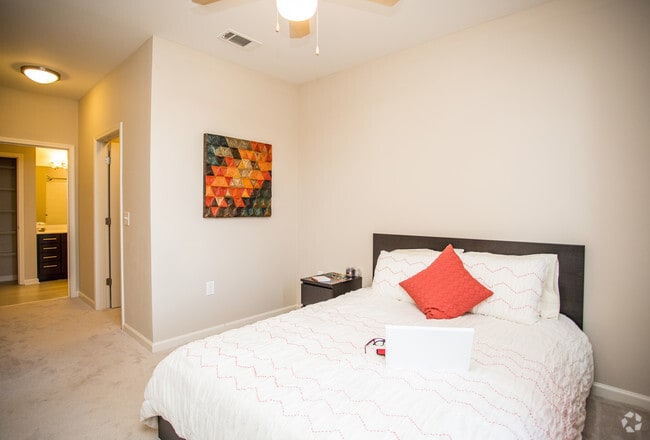 2BR, 2BA - 921 SF