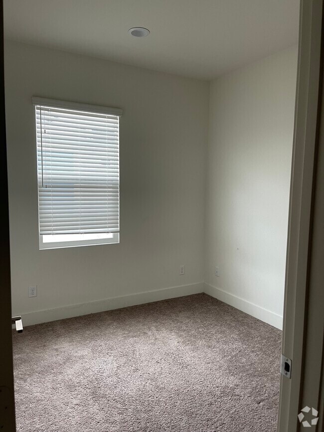 Building Photo - 405 S Reaghan Ln Rental