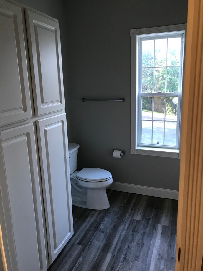 Bath - 2718 Northview Rd Unit #24