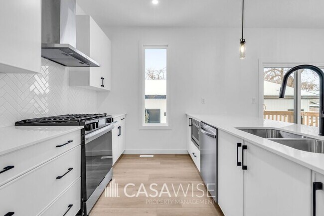 Photo - 15412-15496 96 Ave NW