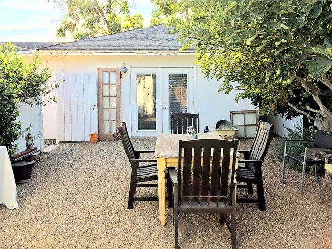 Spacious private back yard, room for pot plants or gardening - 6713 Murietta Ave Unit Studio