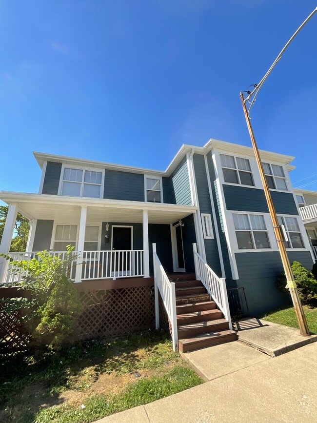 Building Photo - *2027* 4 Bed!! BIG GROUP OPTION!!! 18-20!!