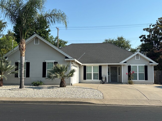 Building Photo - Central Roseville Single Story, 3 Bedroom, 2 Bath, 2 Car Garage Close to schools & Shopping