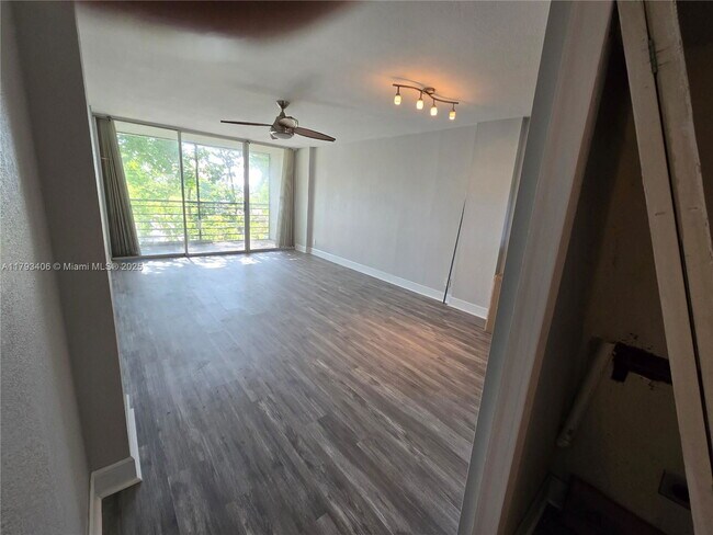 Photo - 119 Royal Pk Dr Unidad 4C Rental