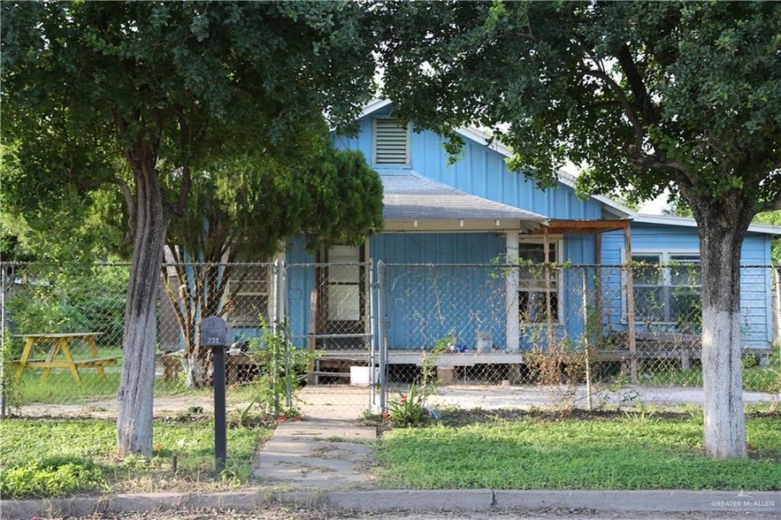 Photo - 221 W 14th St