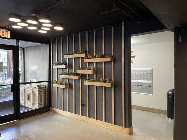 Photo - 525 W Oakdale Ave