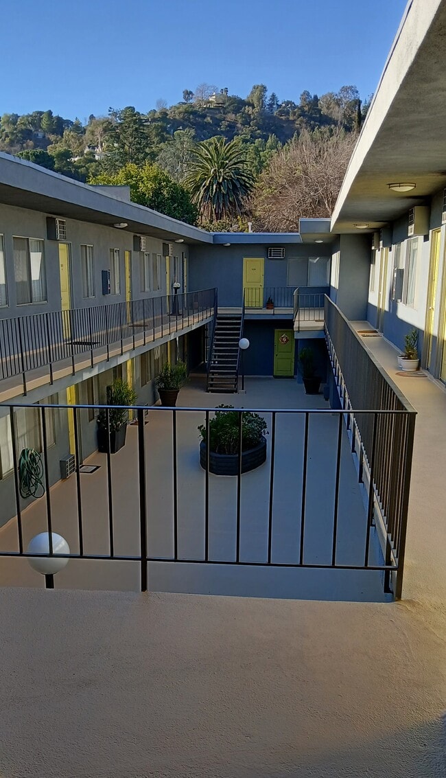 PEACEFUL COURTYARD - 3293 Cahuenga Blvd W Apartments