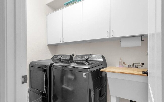 Building Photo - 320 S 70th St