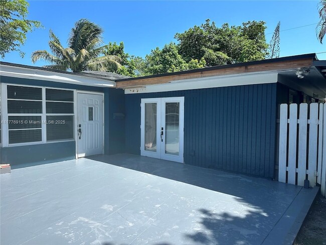 Building Photo - 1410 SW 28th St Unit A Rental