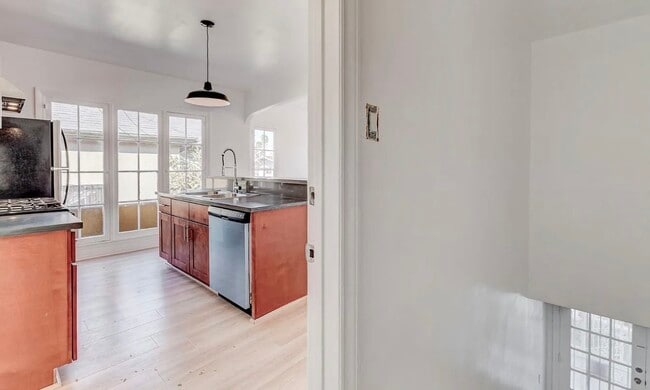 Building Photo - 1704 Miramar St Unit 1706