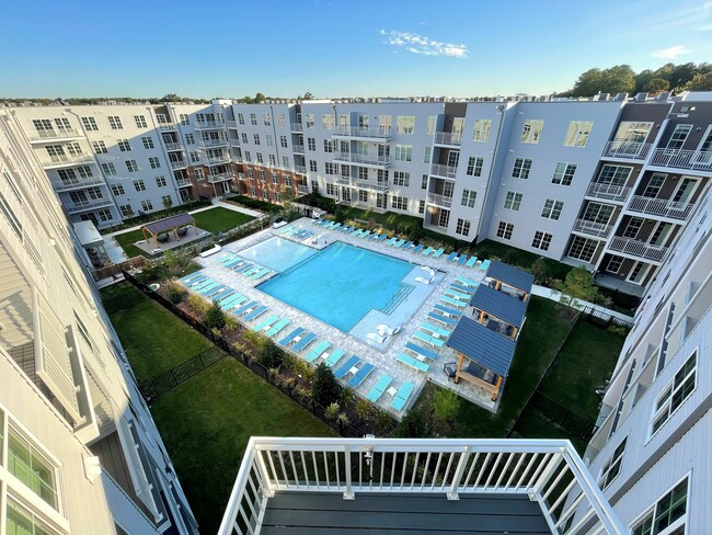 Triton Glen Oasis: Poolside Courtyard Retreat - Triton Glen - Innsbrook Apartments