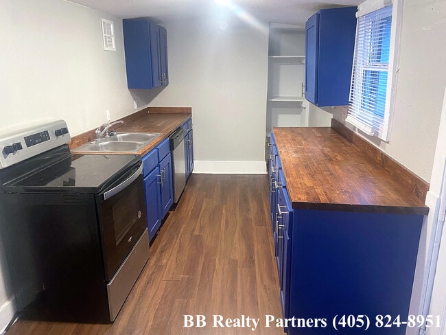 Photo - 1121 S Quaker Ave