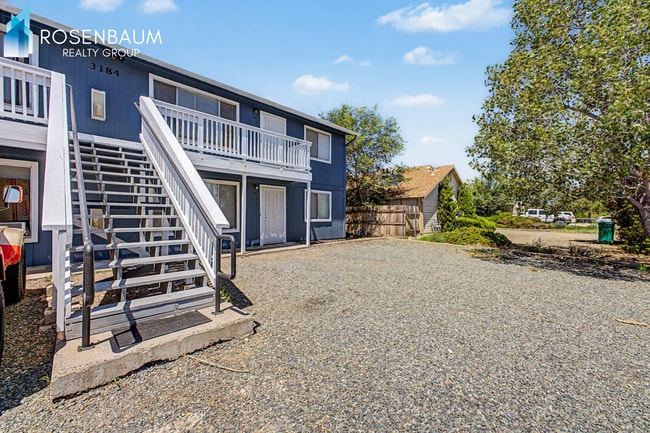 Charming 2-bedrooms, 1-bath upstairs apartment in the heart of Prescott Valley!