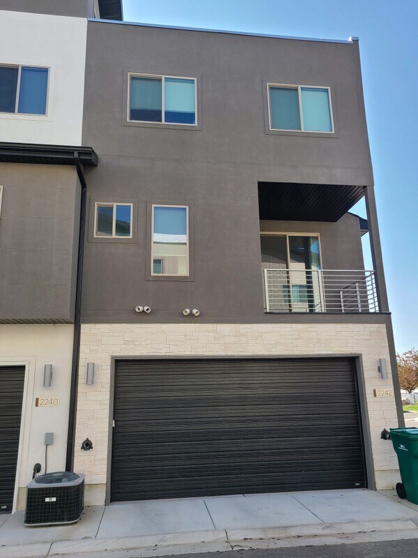 Photo - 2242 525 W