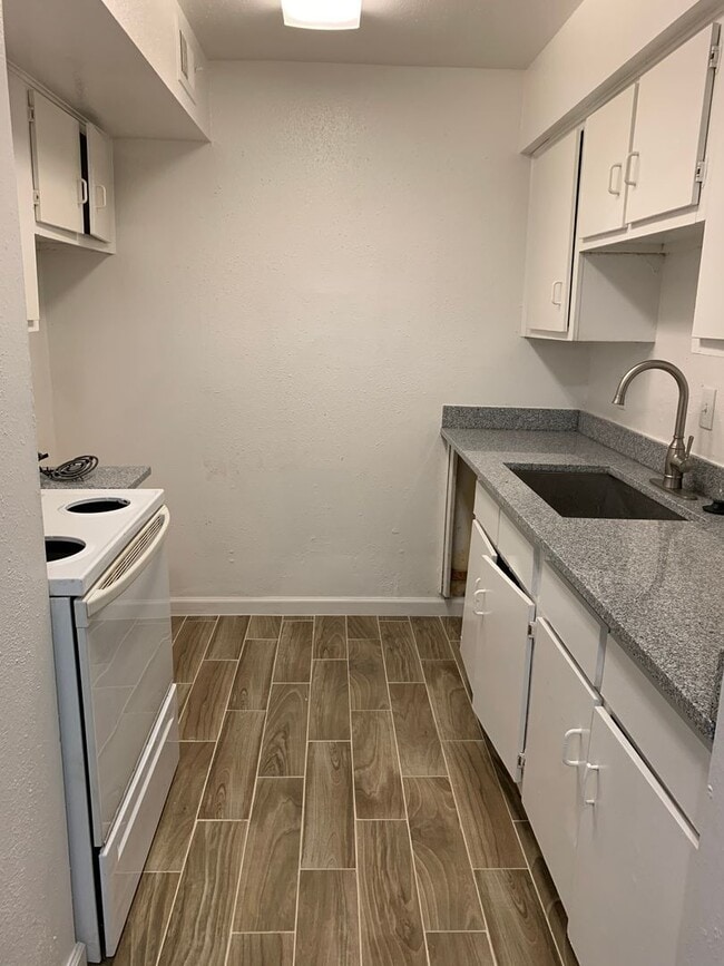 Building Photo - 2 Bedrooms / 2 Baths updated first floor c... Unit 1107 Rental