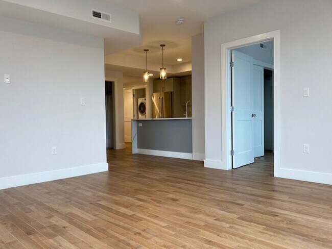 Building Photo - 2BR 2Bth unit. Great location! Easy access to Mass Pike. Laundry IN UNIT!