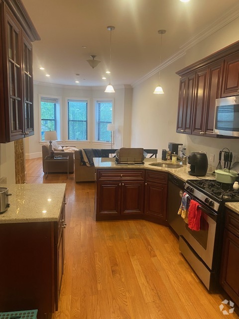 Building Photo - 1089 Beacon St Unit 3 Rental