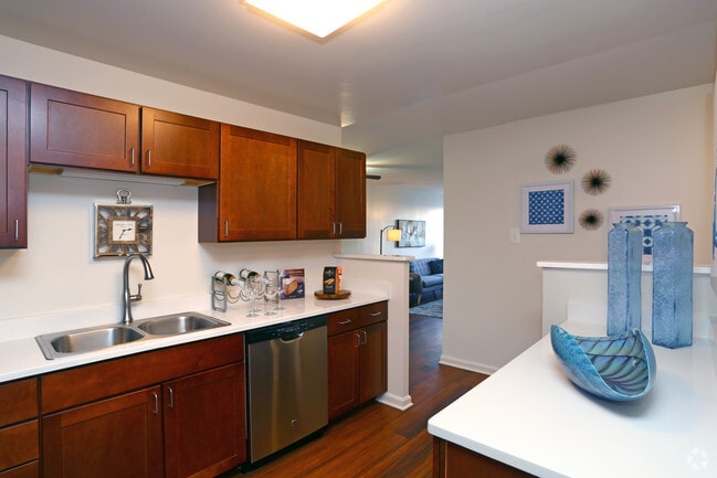 2HAB, 1BA - Cocina - Belmont Tower Apartments