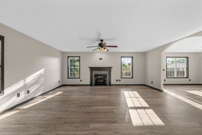 Photo - 4 Bedroom Pet Friendly Home For Rent!