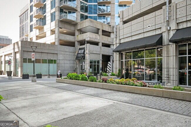 Photo - 400 W Peachtree St NW Unidad 1910