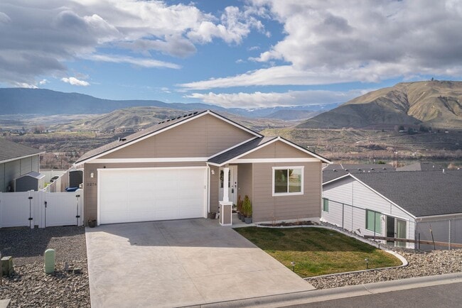 Building Photo - 3 bedrooms, 2 baths, and a 2-car garage East Wenatchee