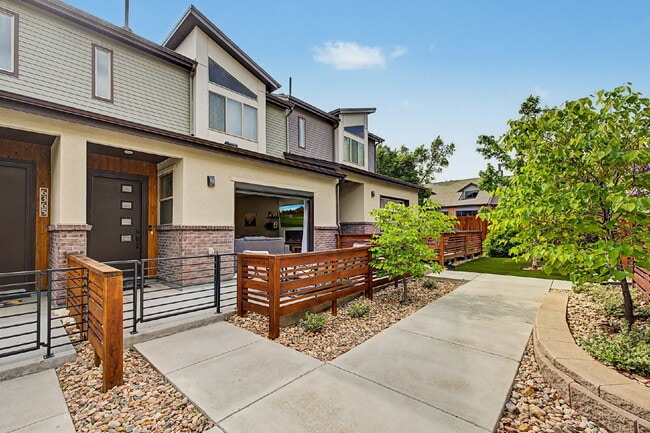 Photo - 6363 Nelson St