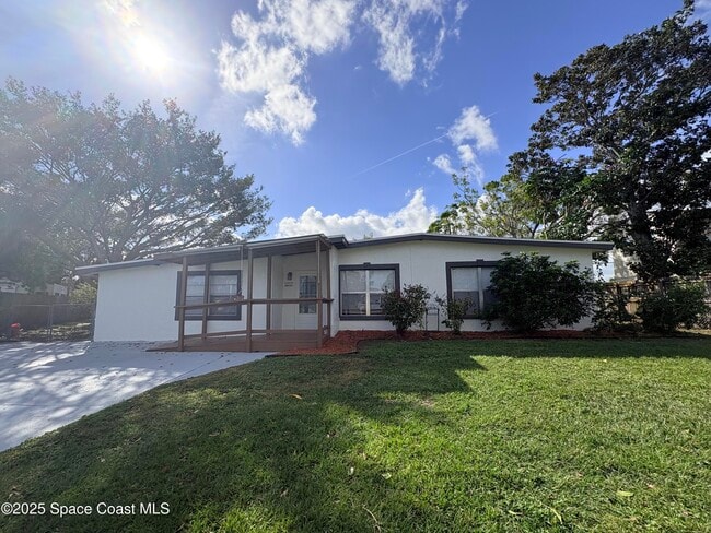 Building Photo - 1217 Pinewood Dr